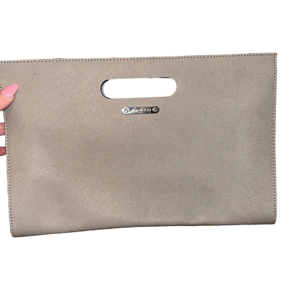 Michael Kors EUC Tilda Extra Large Clutch in Gray Saffiano Leather - Picture 1 of 14